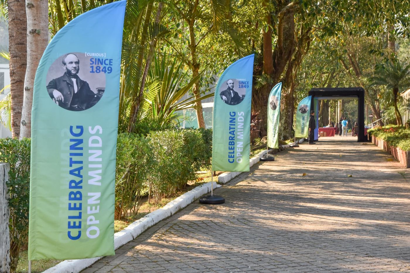 Sinalização de percurso com bandeiras na entrada de evento corporativo