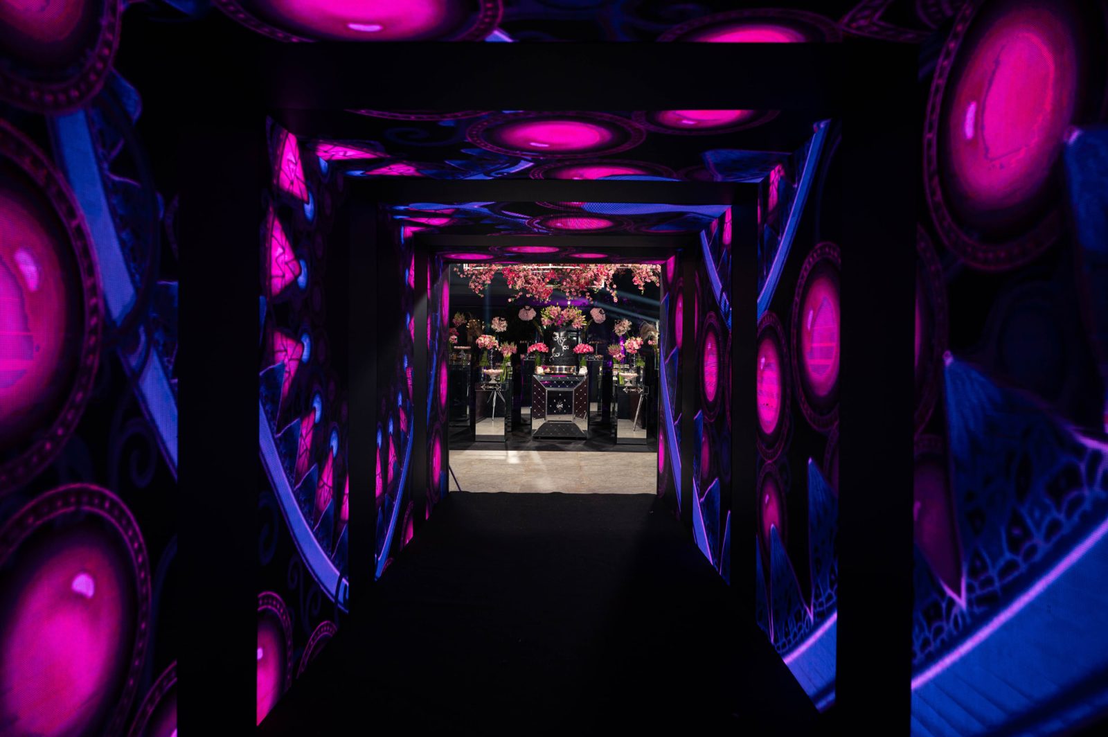 Túnel de painéis de LED em rosa e azul na entrada de festa de 40 anos assessorada por Dani Baida