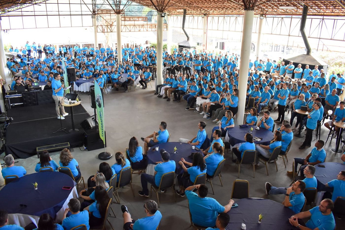 Plateia acompanhando palestra em convenção corporativa produzida por Dani Baida