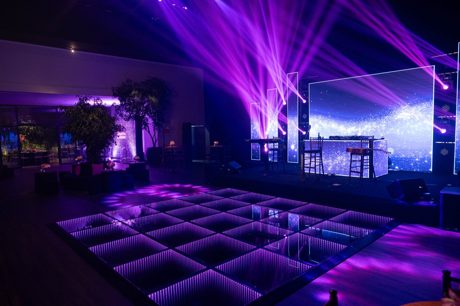 Pista de dança iluminada e palco do DJ em festa de 40 anos assessorada por Dani Baida
