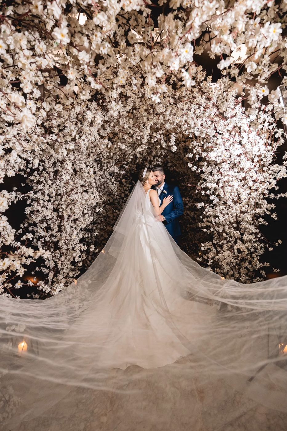 Noivos no corredor da igreja em casamento assessorado por Dani Baida