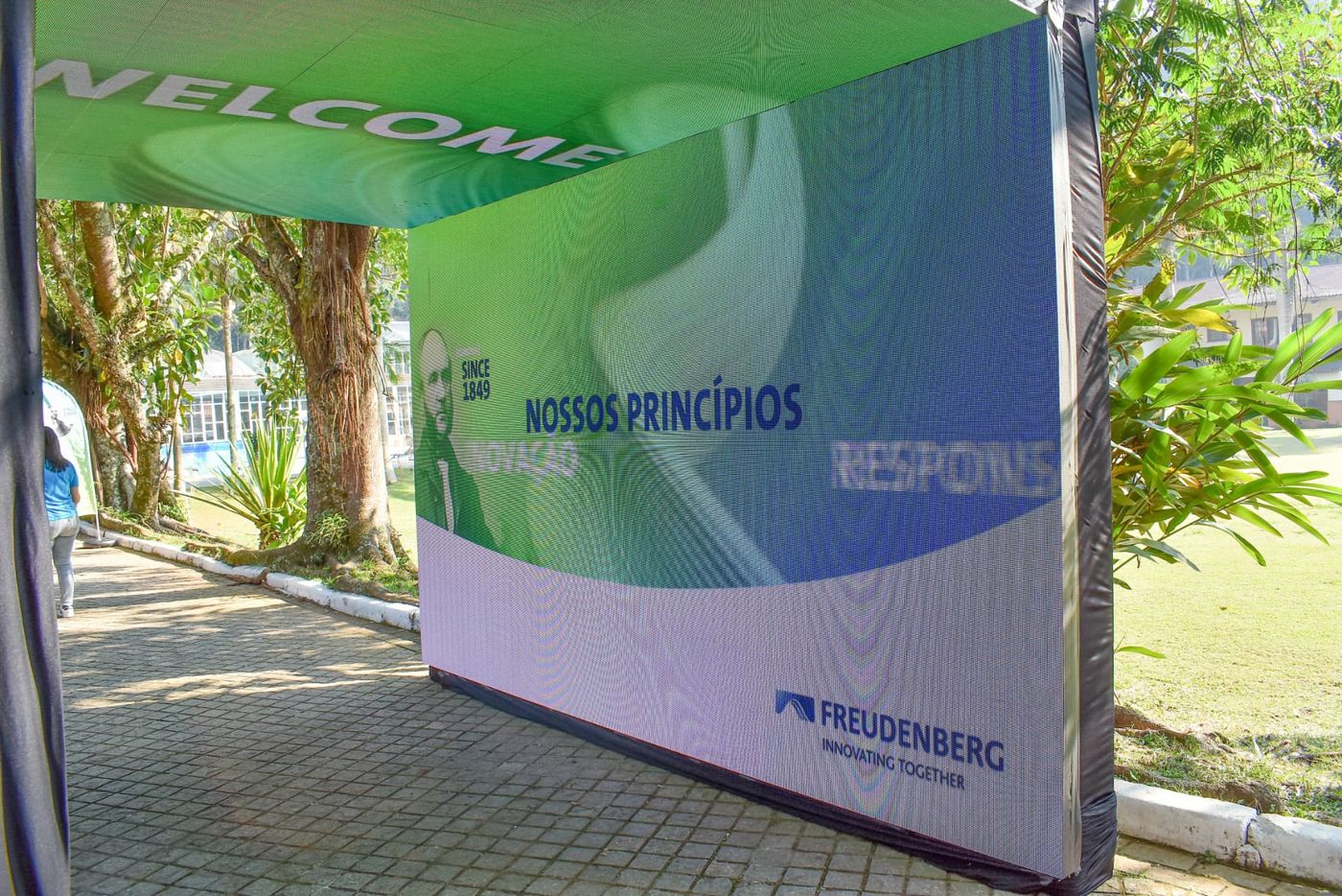 Painel de identidade visual em evento corporativo produzido por Dani Baida