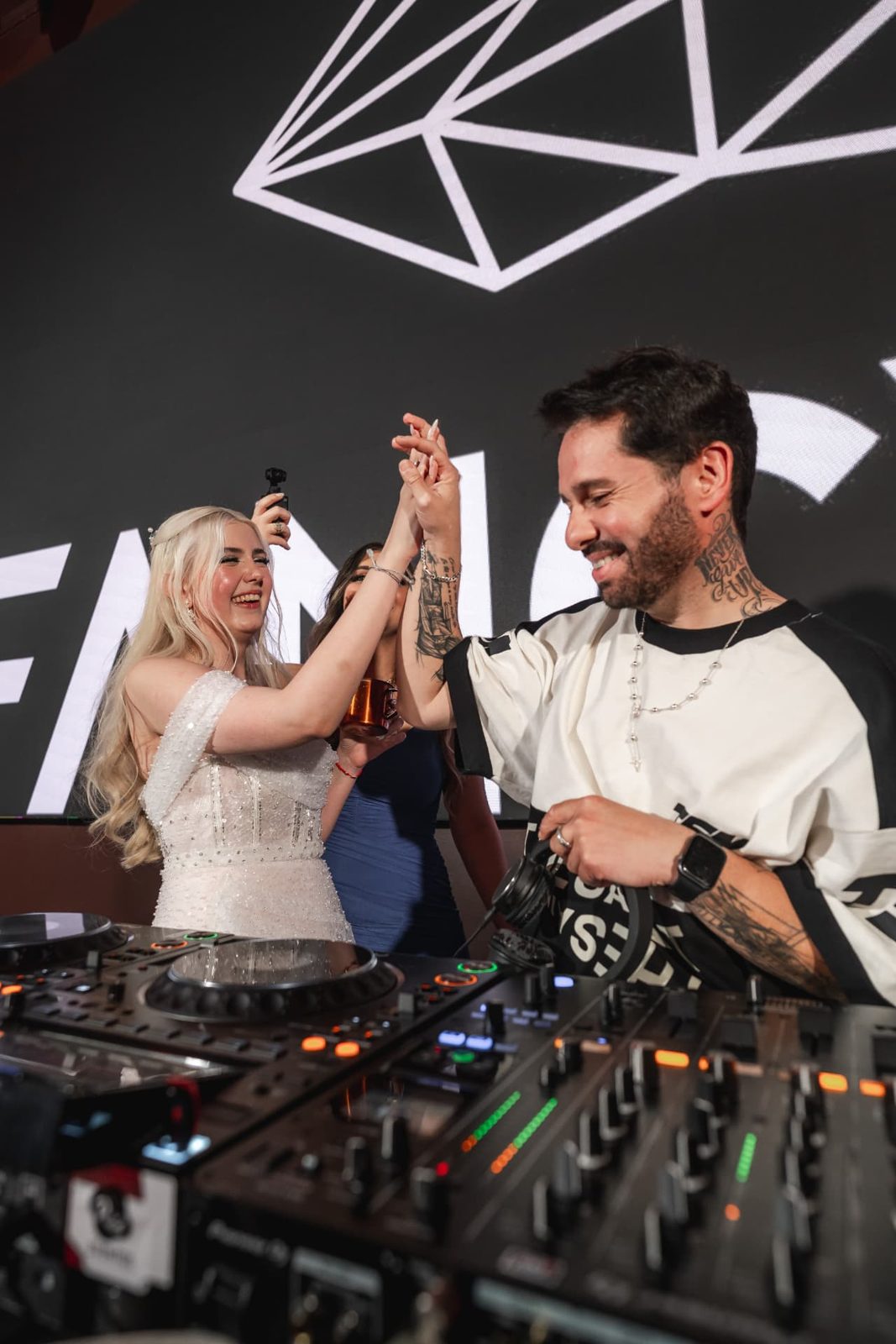 Aniversariante de 18 anos comemorando com o DJ na cabine da festa assessorada por Dani Baida