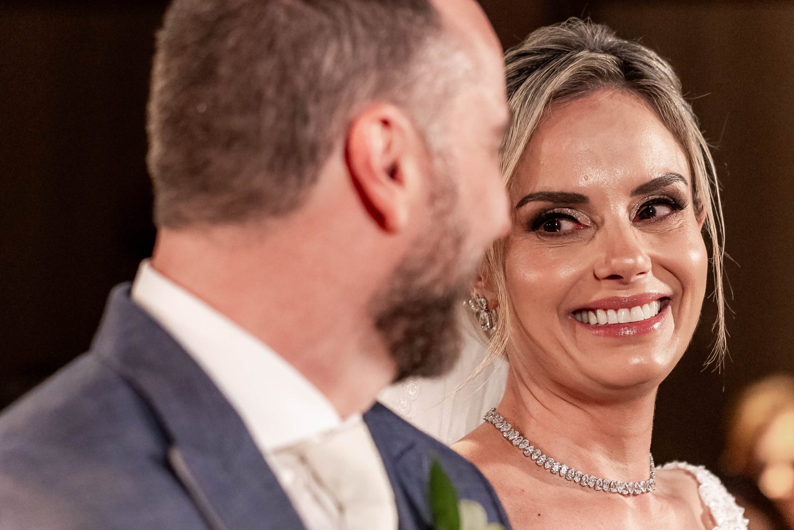 Noiva olhando para o noivo durante a cerimônia de casamento assessorada por Dani Baida