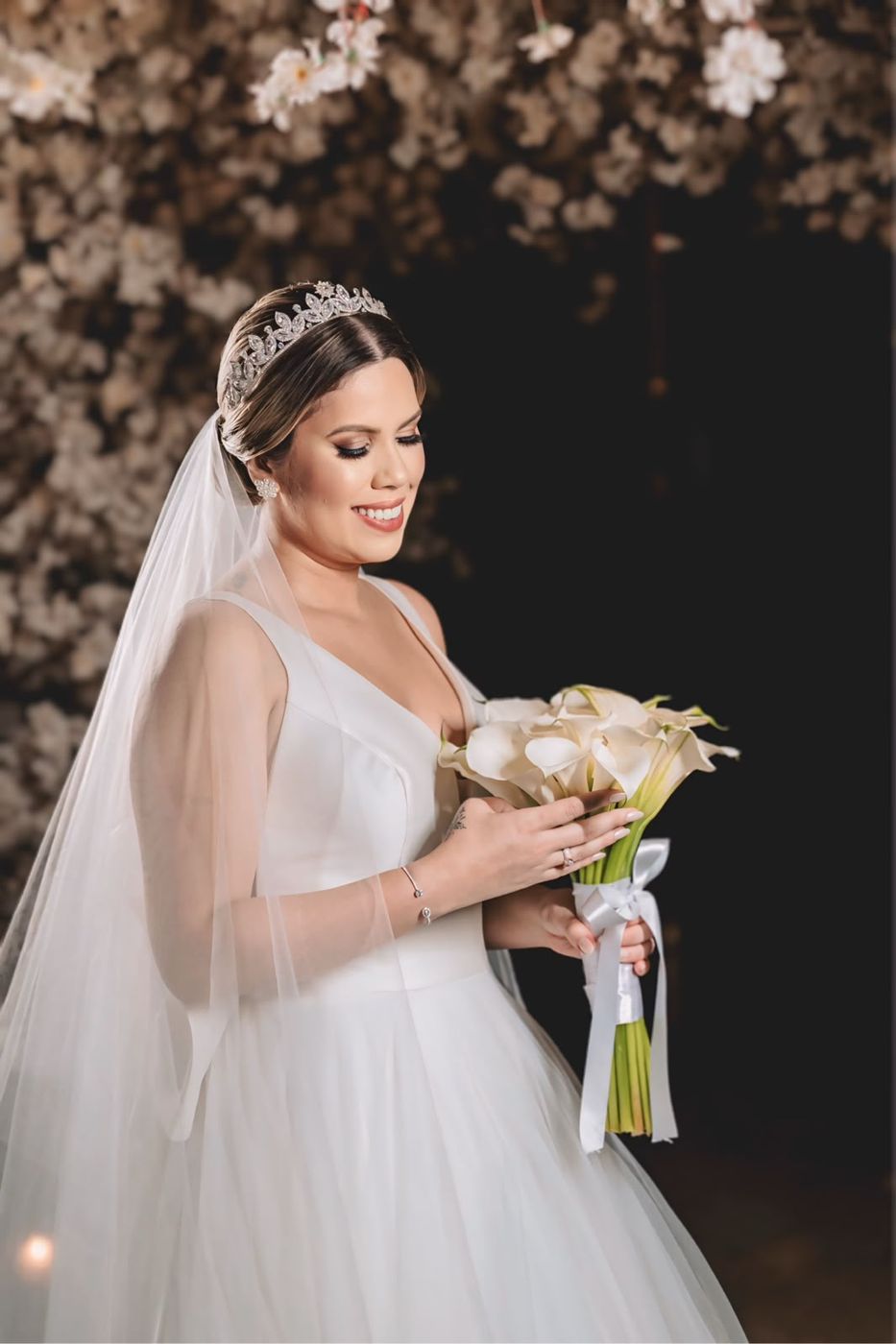 Noiva com buquê de copos-de-leite em casamento assessorado por Dani Baida