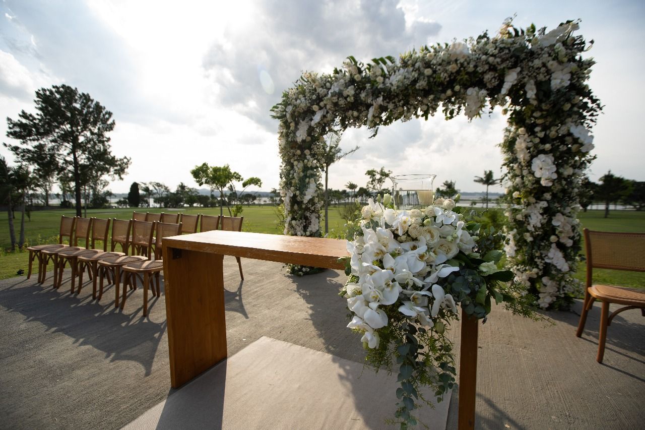 Altar de destination wedding ao ar livre assessorado por Dani Baida