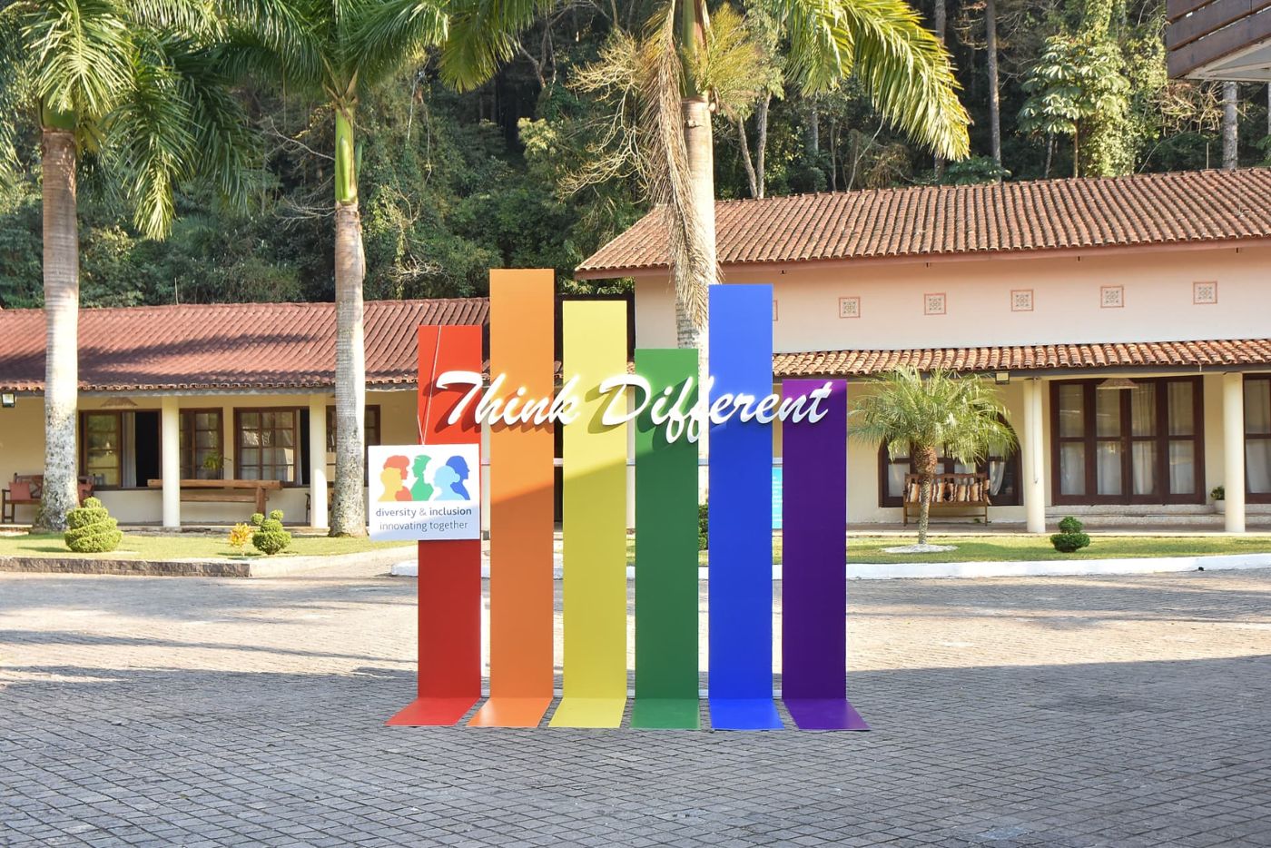 Painel de ativação de marca em área externa de evento corporativo